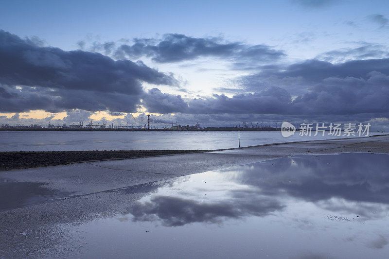 neuwe Waterweg河沿岸多变的海景